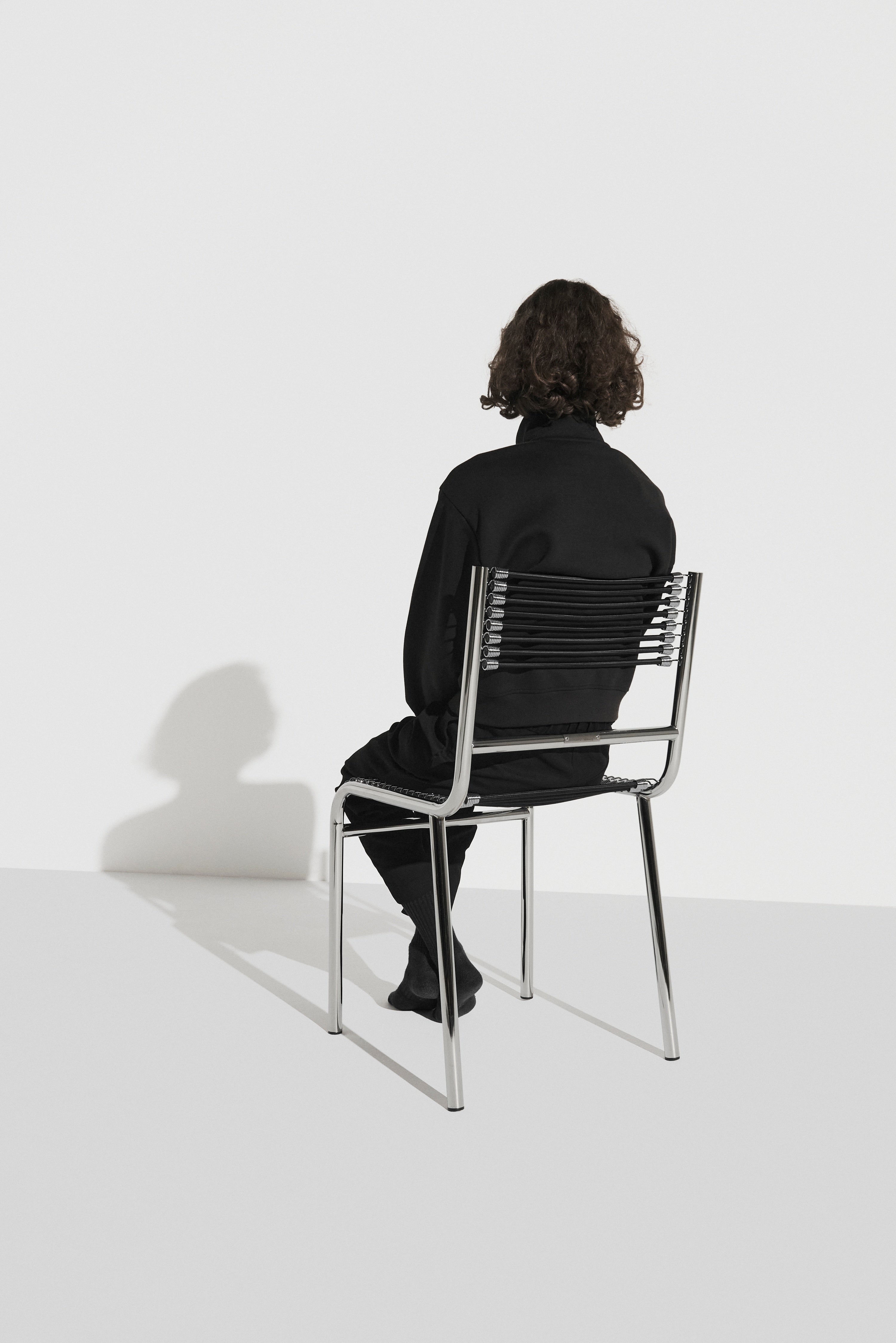 SANDOWS Chair N°212 in black with a steel base — Petite Friture