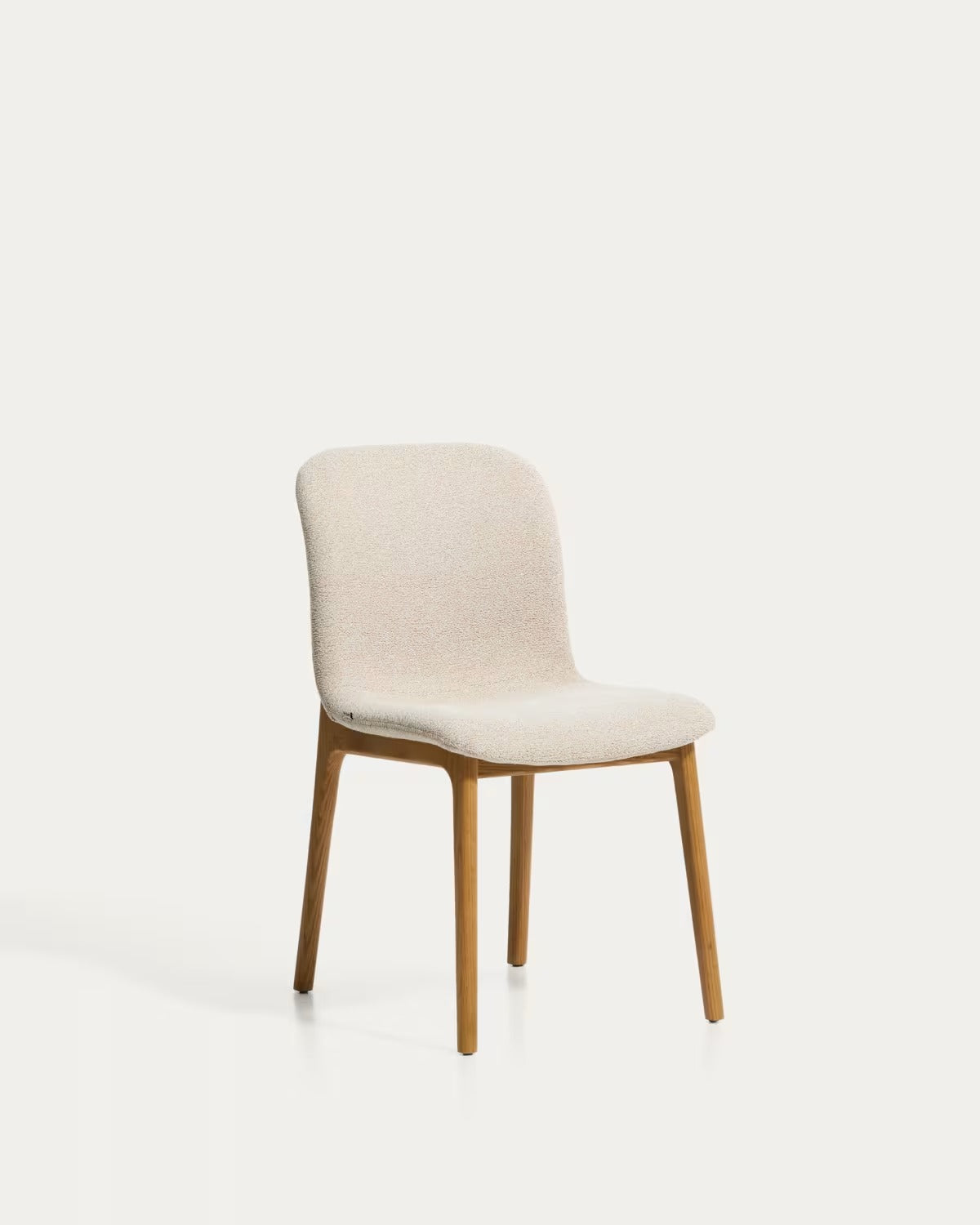 ELNOR chair in beige chenille with an oak base — Kave Home