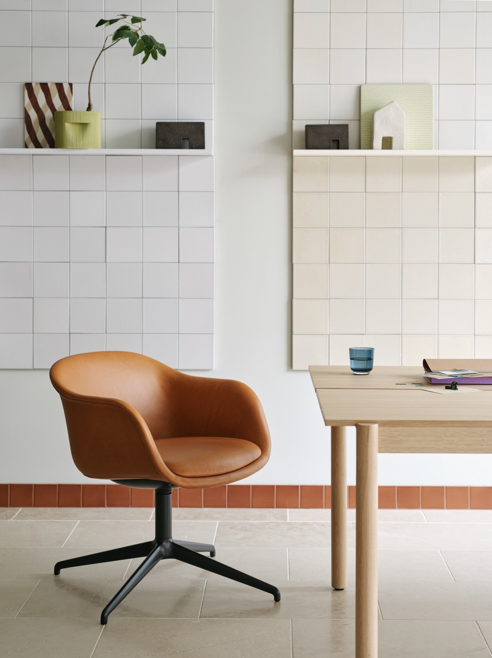 LINEAR SYSTEM Office Desk - CONFIGURATION 2 Oak Veneer — Muuto