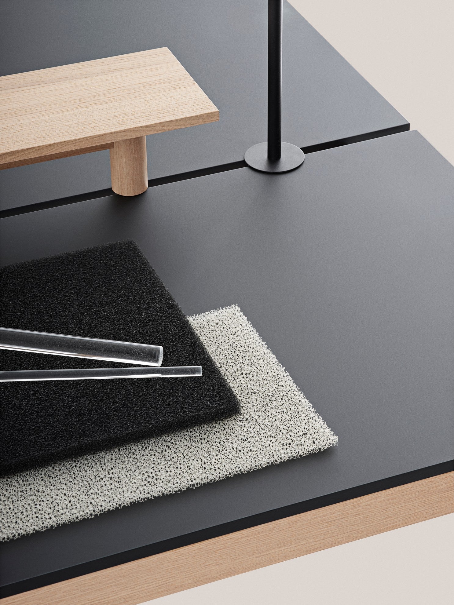 LINEAR SYSTEM Office Desk - CONFIGURATION 2 black nanolaminate with oak base — Muuto