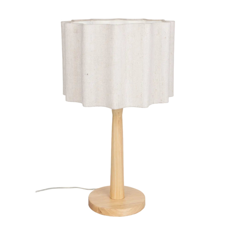 SCALLOP table lamp in broken white with a wooden base. — Dutchbone
