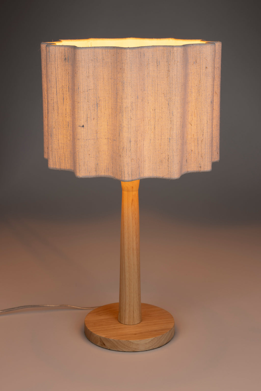 SCALLOP table lamp in broken white with a wooden base. — Dutchbone
