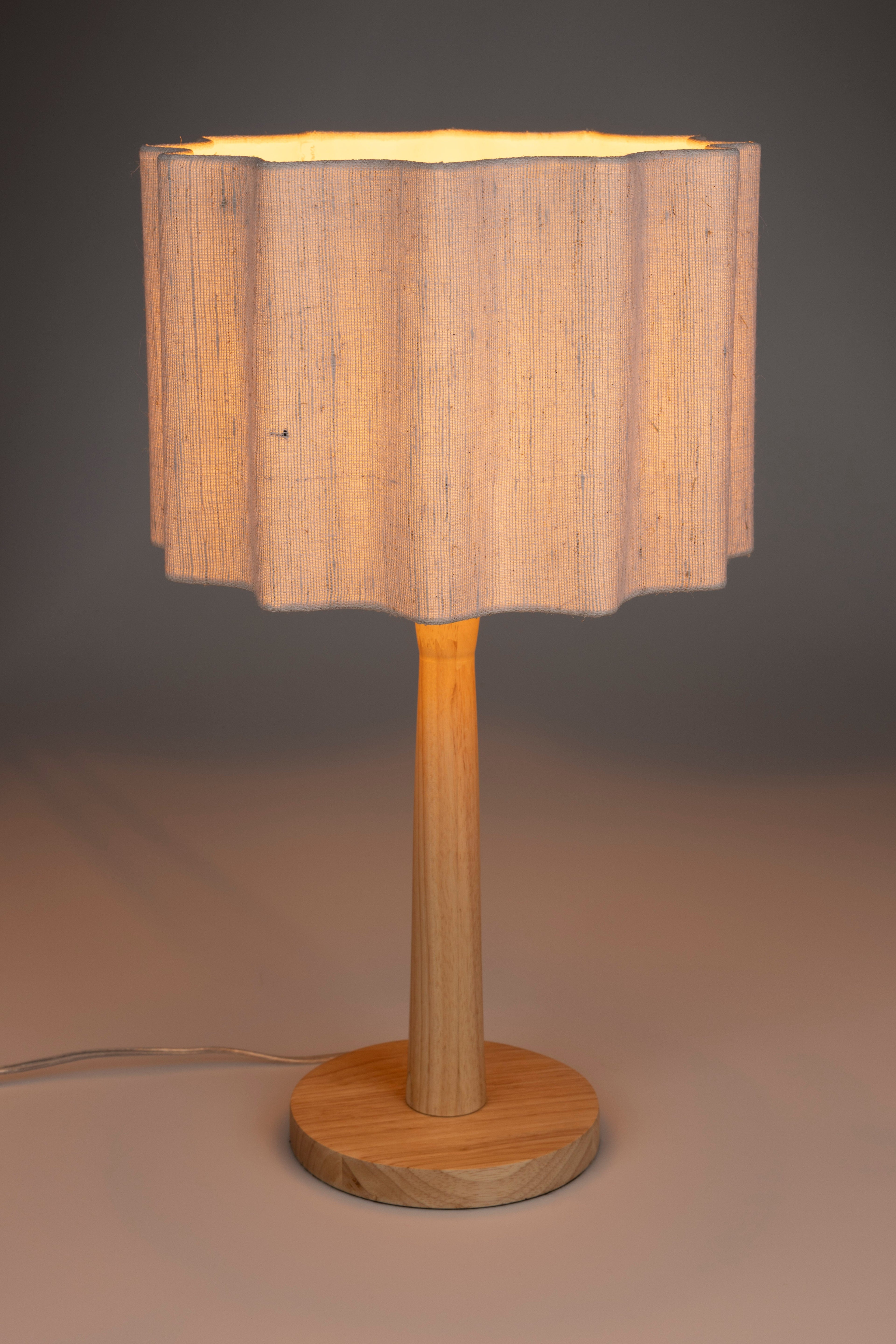 SCALLOP table lamp in broken white with a wooden base. — Dutchbone