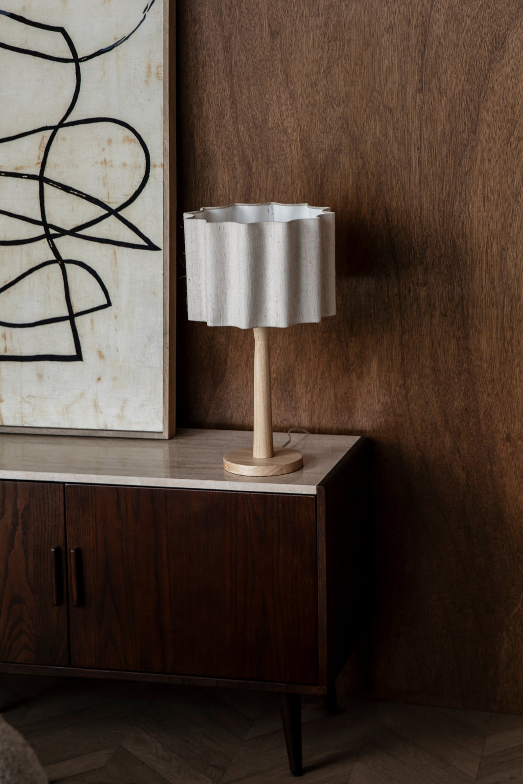 SCALLOP table lamp in broken white with a wooden base. — Dutchbone