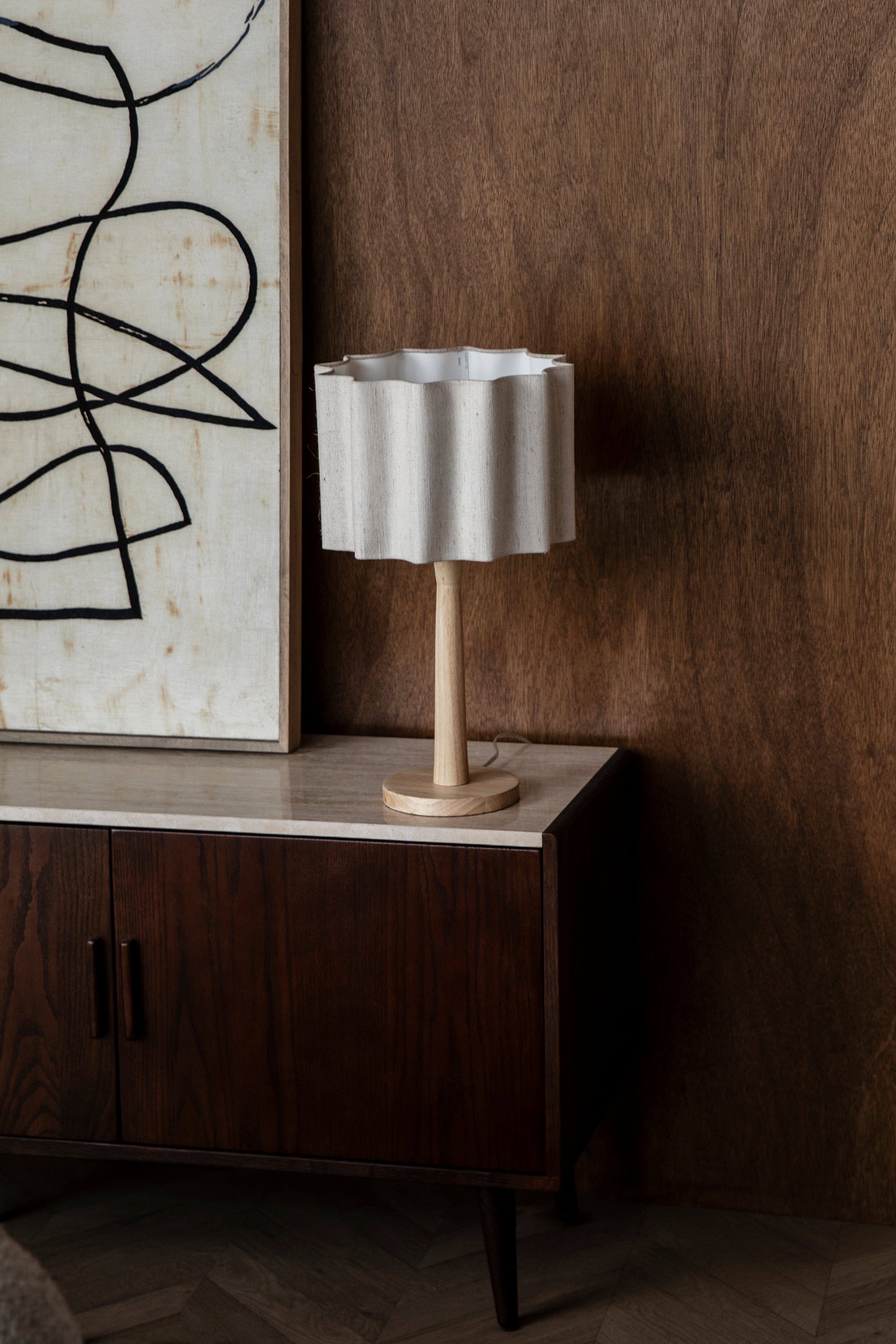 SCALLOP table lamp in broken white with a wooden base. — Dutchbone