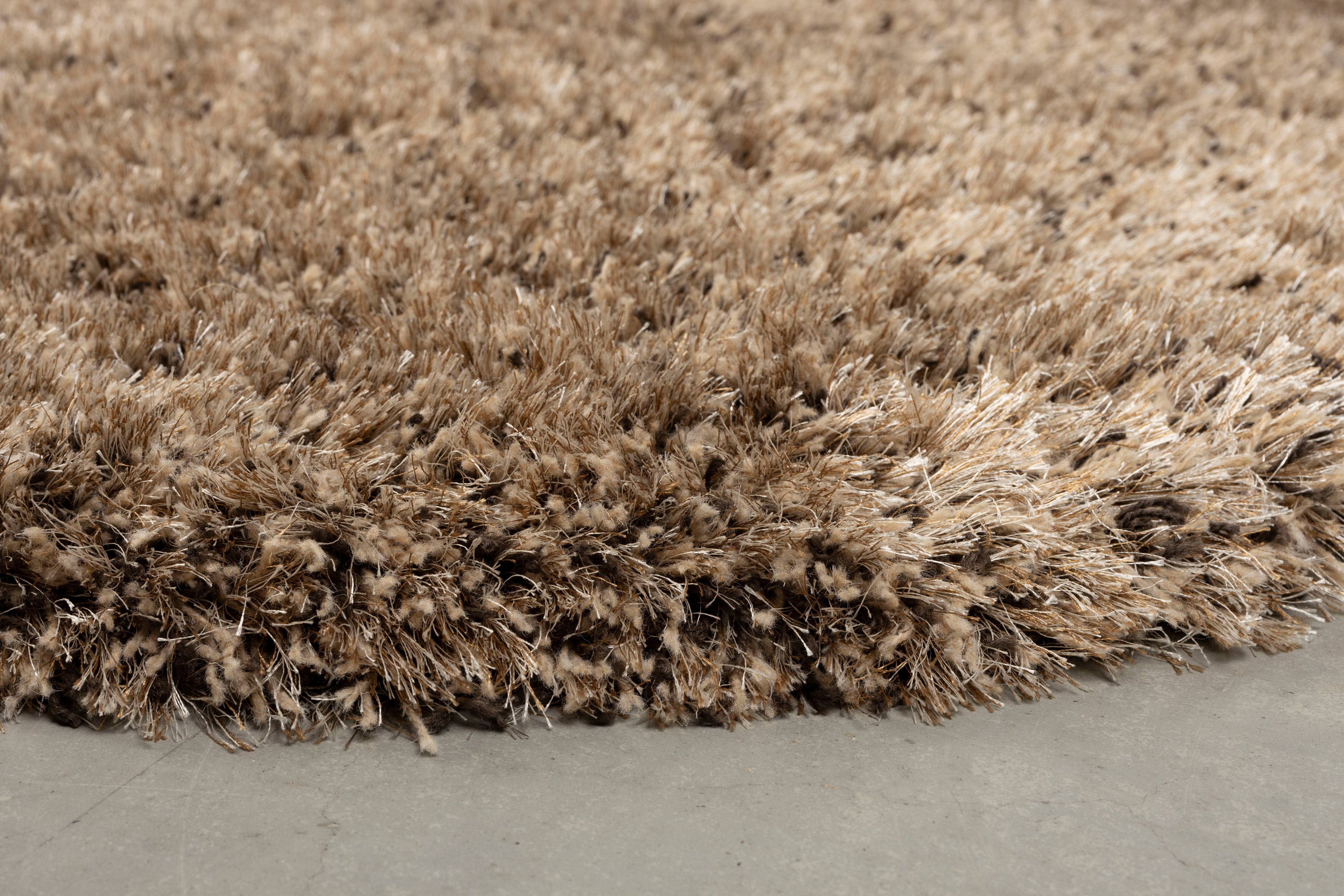TASTY long-pile rug in brown — Zuiver